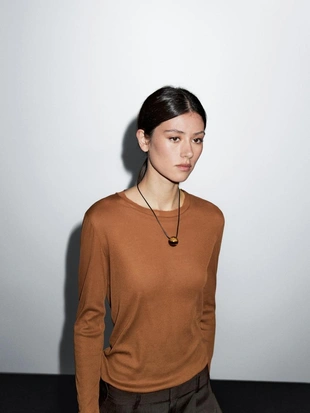 Футболка из 100% хлопка с воротником и деталями- Заказать в России