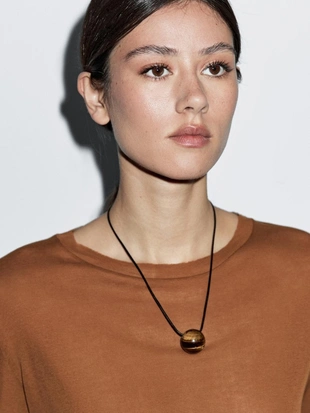 Футболка из 100% хлопка с воротником и деталями- Заказать в России