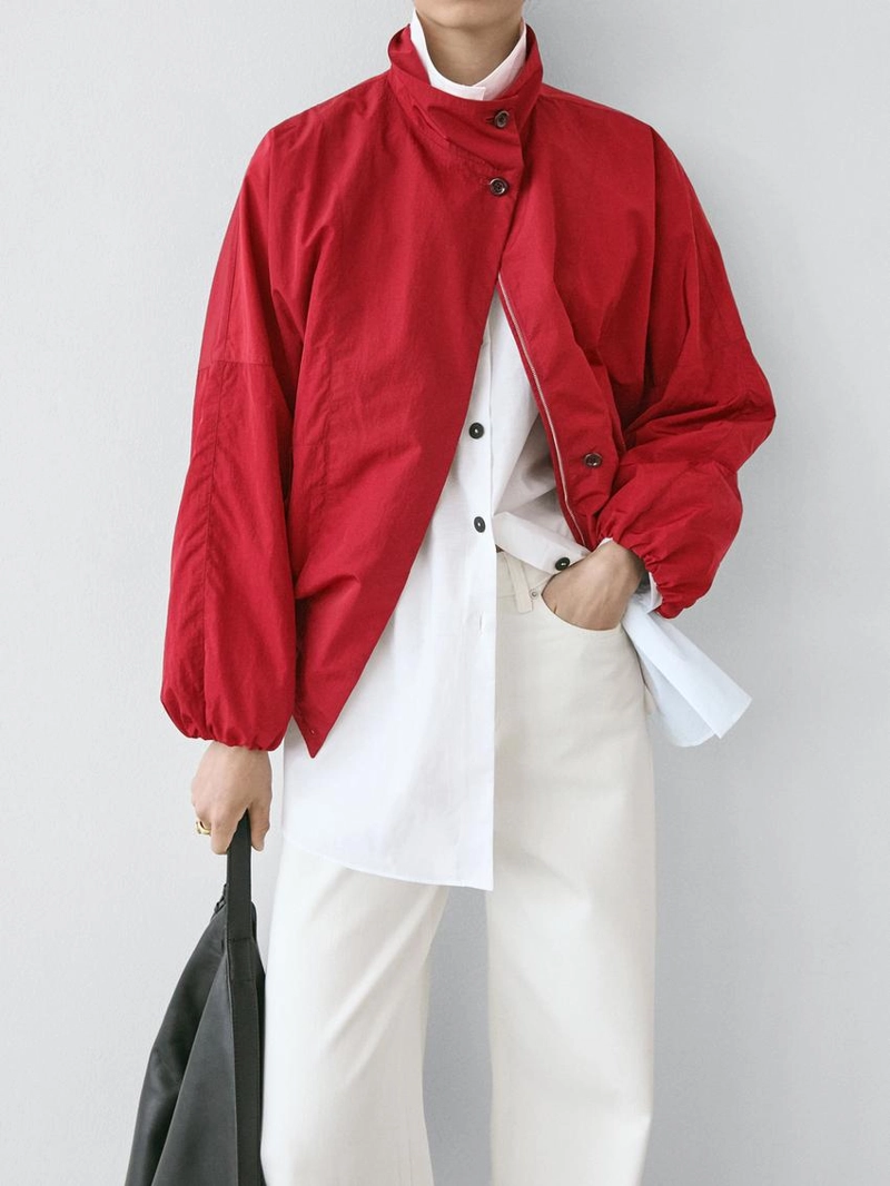 Пуховой бомбер с высоким воротником