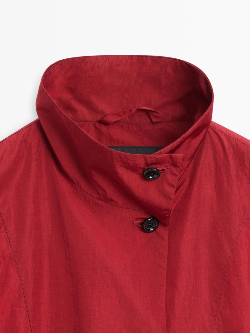 Пуховой бомбер с высоким воротником