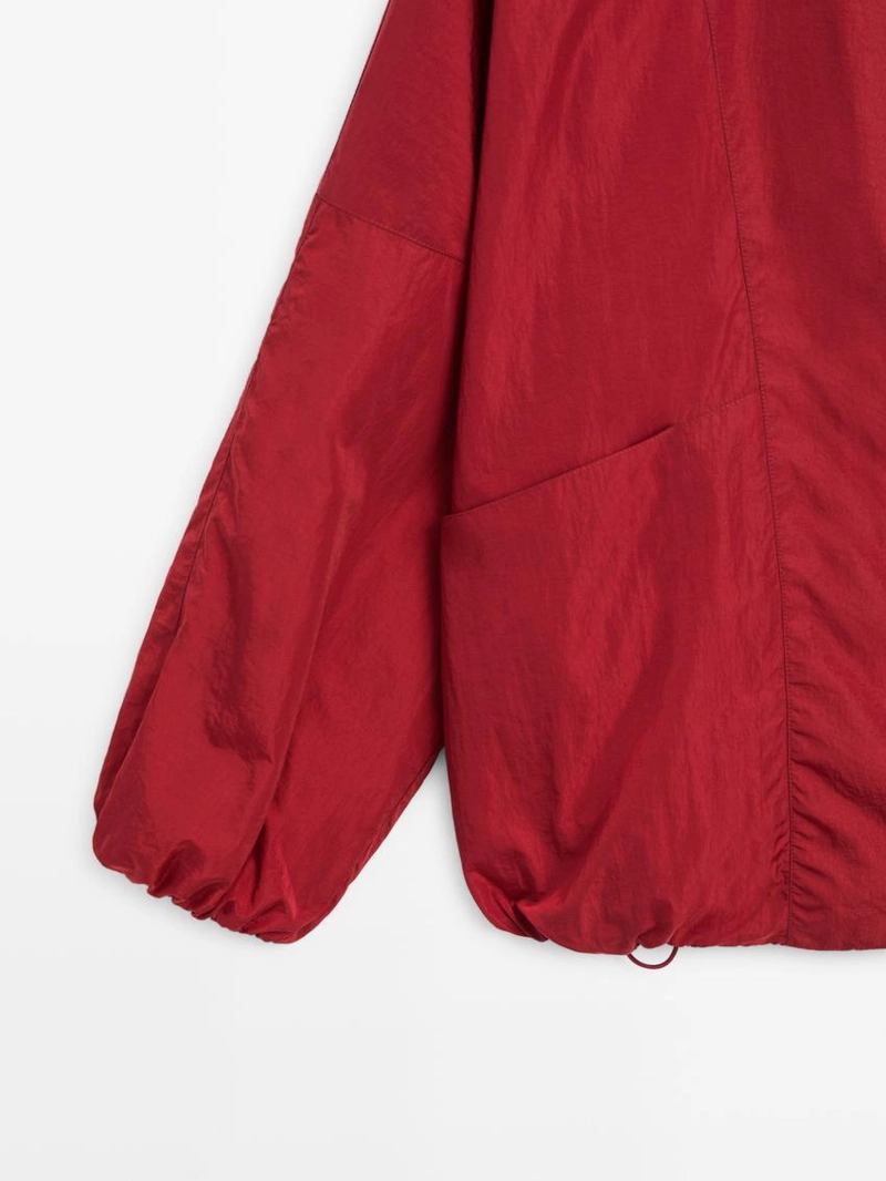 Пуховой бомбер с высоким воротником