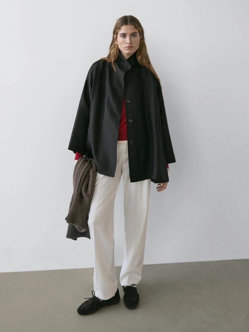 Объемный плащ с пуговицами