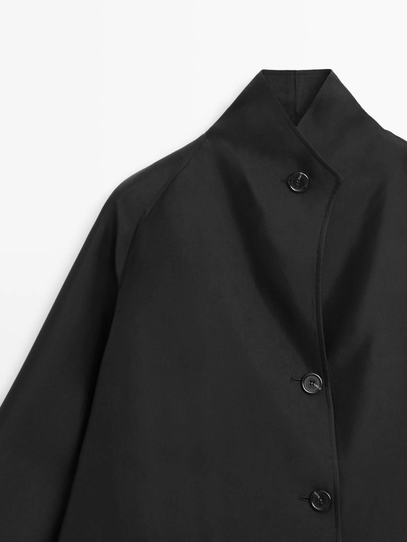 Объемный плащ с пуговицами
