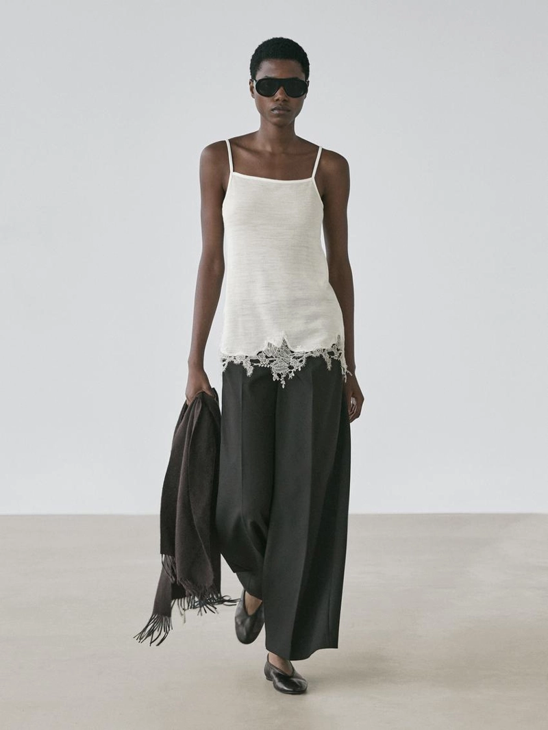 Топ-майка с кружевными деталями