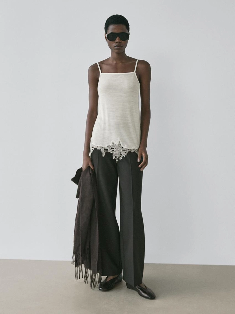 Топ-майка с кружевными деталями