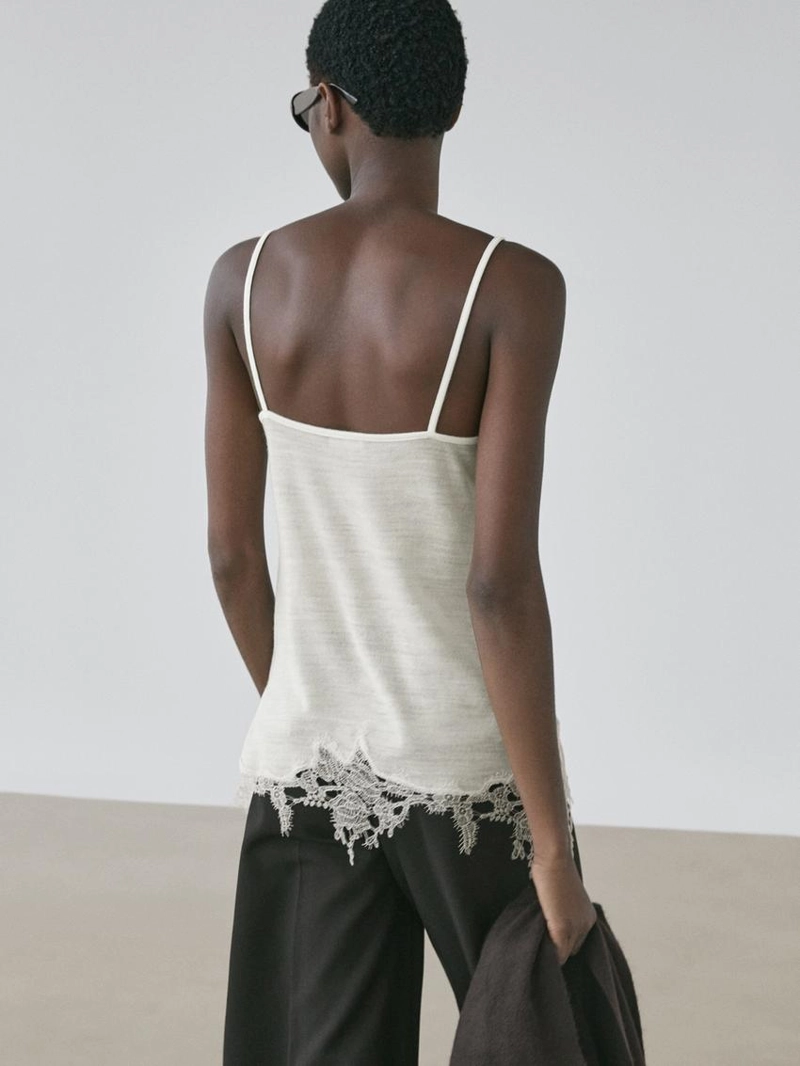 Топ-майка с кружевными деталями