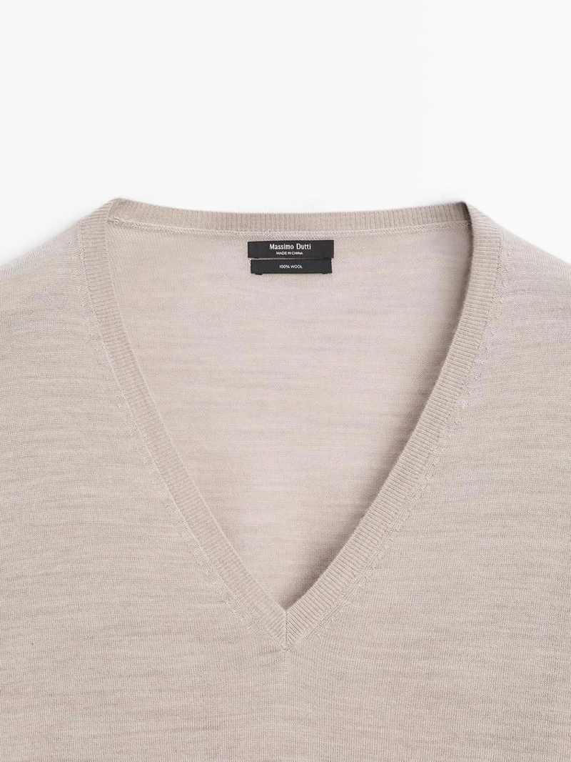 Свитер с v-образным вырезом в оверсайз-стиле