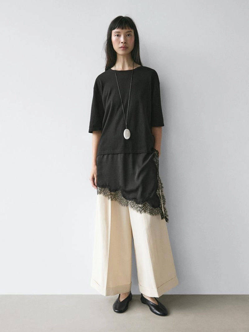 Платье с контрастной кружевной отделкой