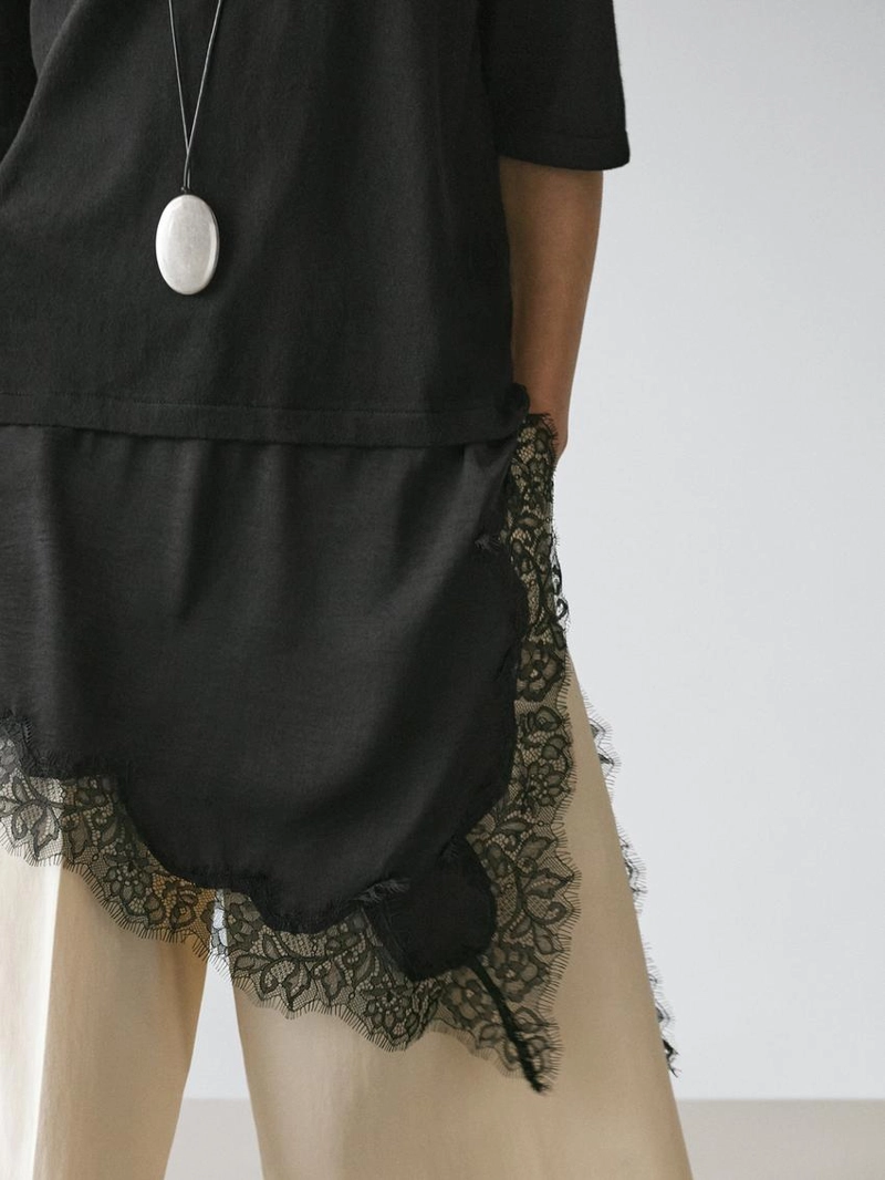 Платье с контрастной кружевной отделкой