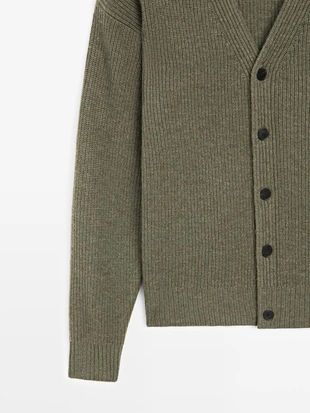 Кардиган из шерстяной смеси с V-образным вырезом- Заказать в России