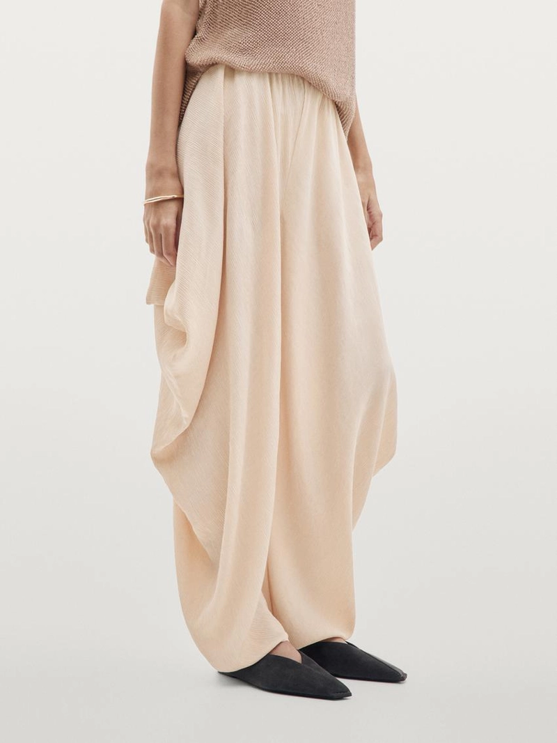 Потоковые объемные брюки