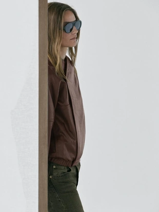 Асимметричная кожаная бомбер-куртка из нубука- Заказать в России