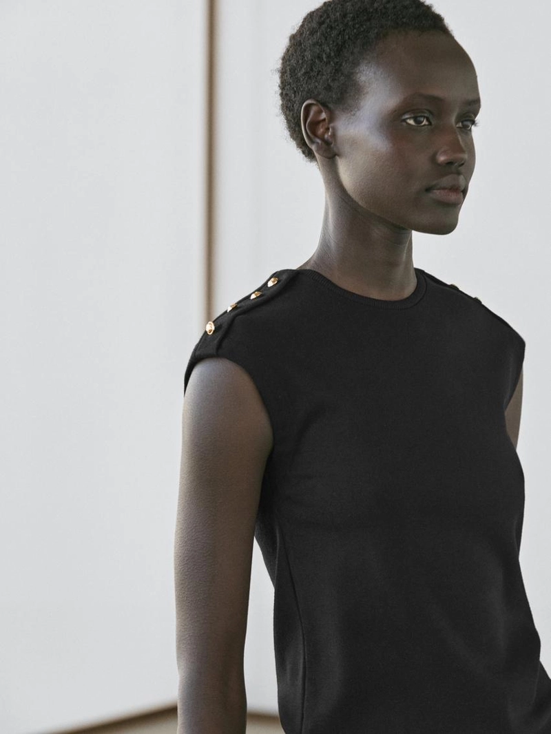 Футболка с рукавами летучая мышь и деталями на пуговицах