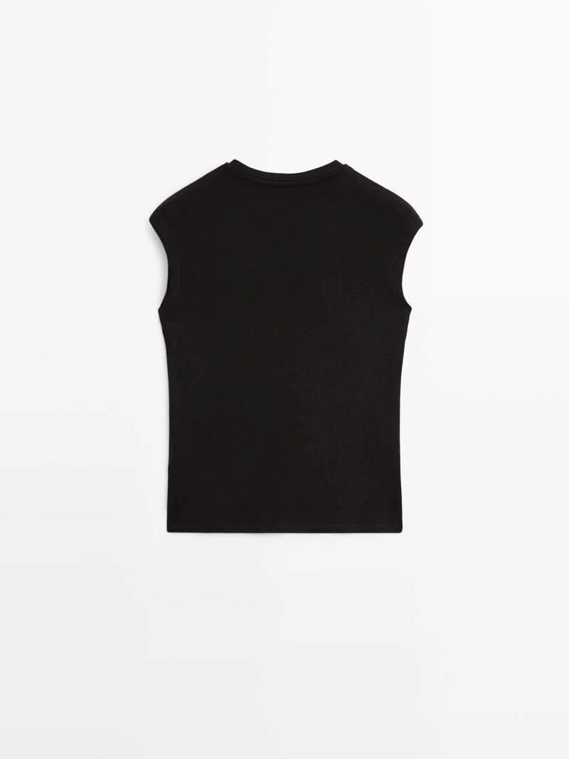 Футболка с рукавами летучая мышь и деталями на пуговицах