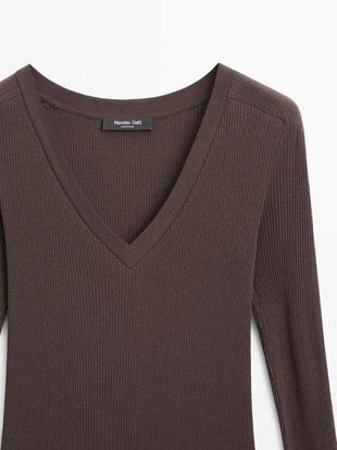 Футболка с длинным рукавом и V-образным вырезом из ребристой ткани- Заказать в России