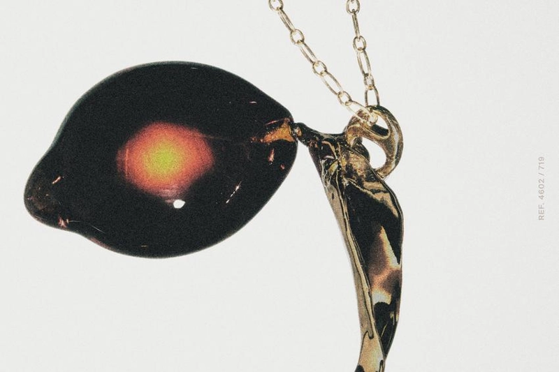 Цепочка с подвеской из стекла