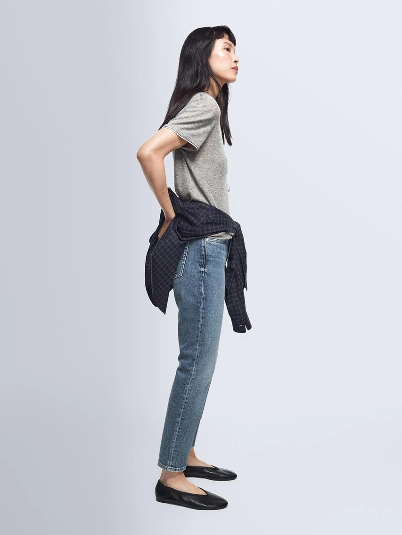 Джинсы с завышенной посадкой и укороченным силуэтом