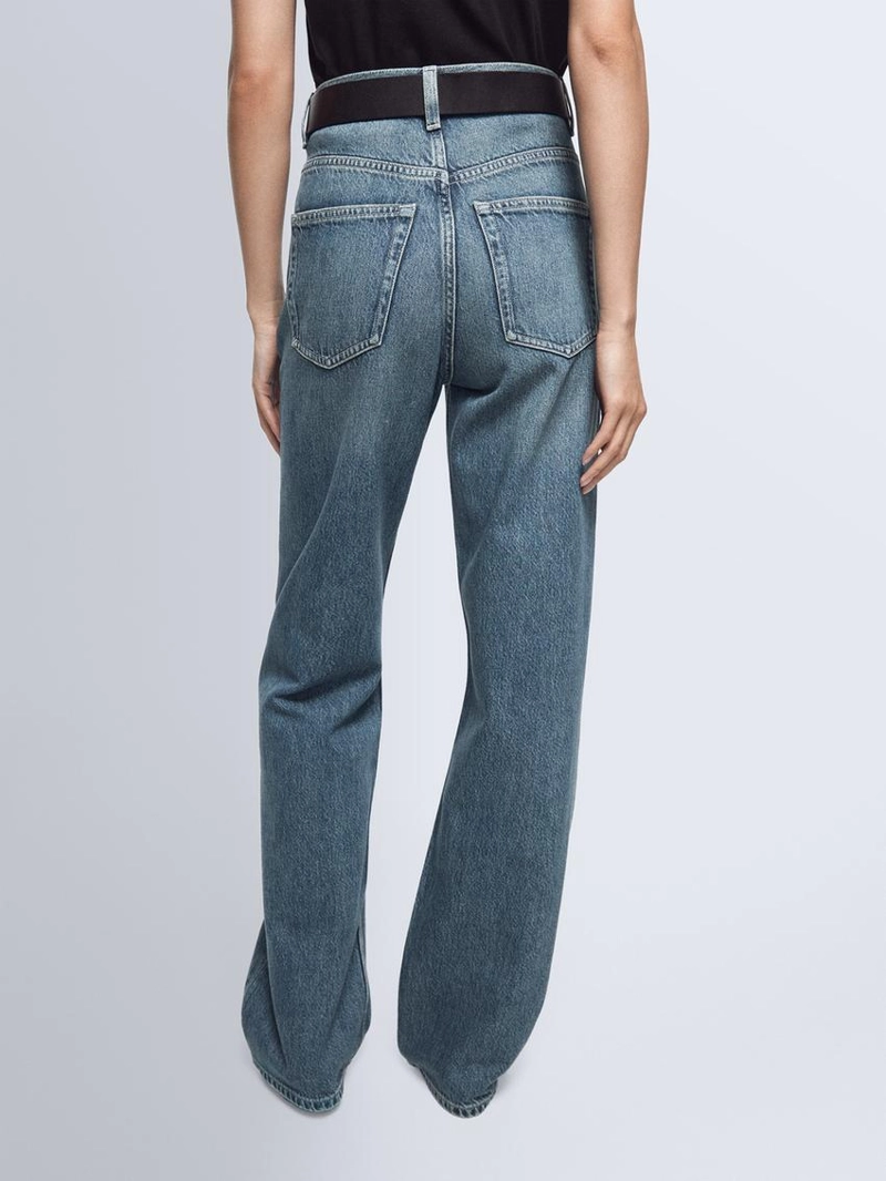 Джинсы с широкими штанинами на средней посадке