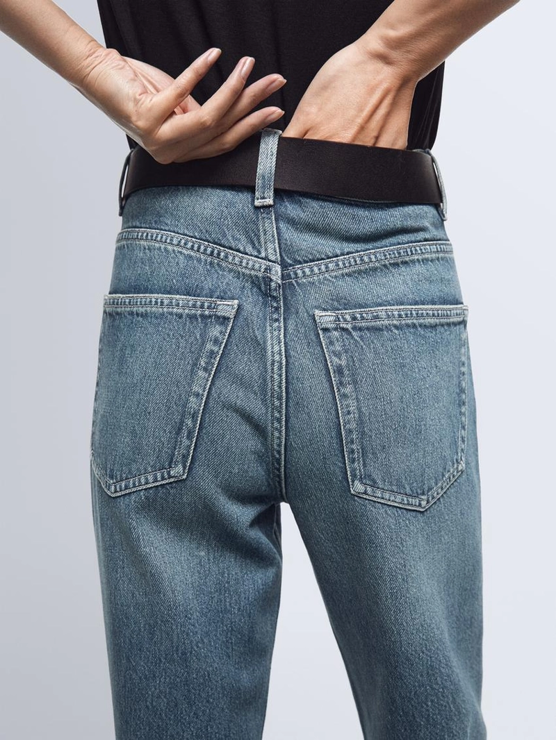 Джинсы с широкими штанинами на средней посадке