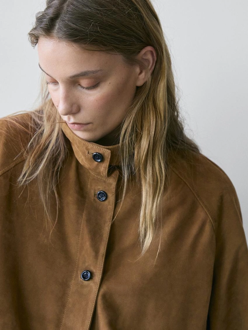 Короткая куртка-бомбер из замши