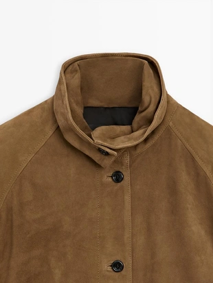 Короткая куртка-бомбер из замши- Заказать в России