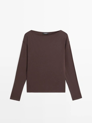 Футболка с лодочным вырезом из 100% хлопка- Заказать в России