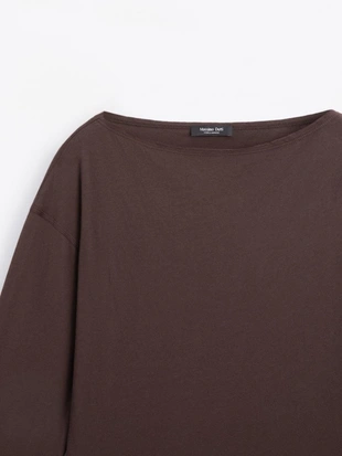 Футболка с лодочным вырезом из 100% хлопка- Заказать в России