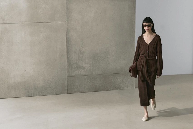 Кофточка-кардиган с деталями на талии