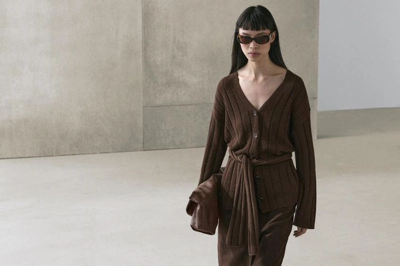 Кофточка-кардиган с деталями на талии