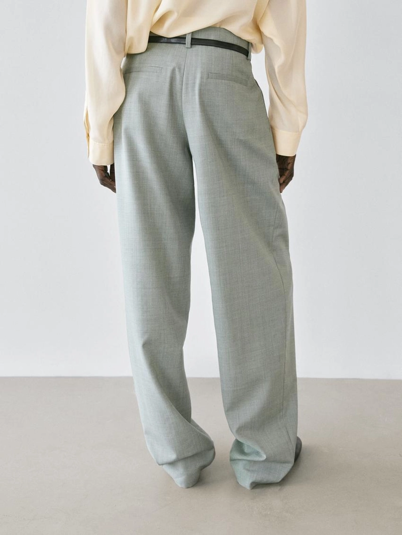 Брюки со складками и стрелками