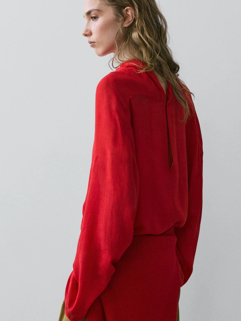 Блуза с плавным драпированным воротником