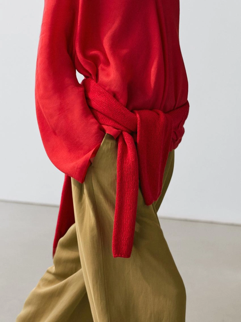 Блуза с плавным драпированным воротником