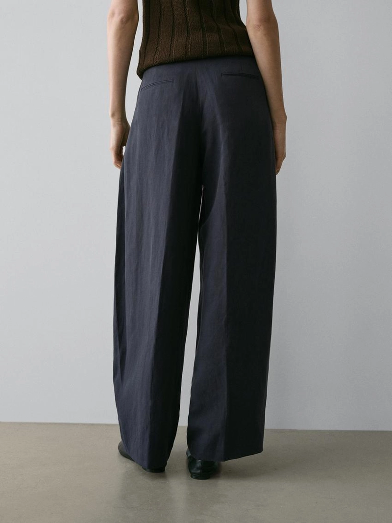 Брюки с плиссированными деталями из плавной ткани