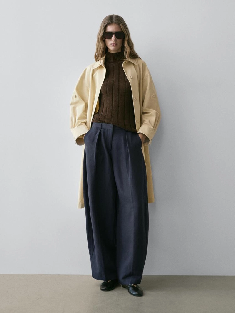 Брюки с плиссированными деталями из плавной ткани