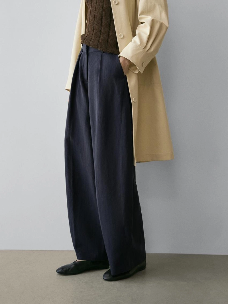 Брюки с плиссированными деталями из плавной ткани