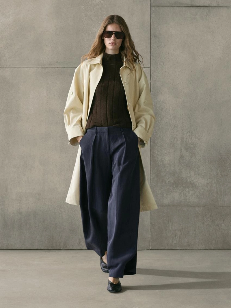 Брюки с плиссированными деталями из плавной ткани