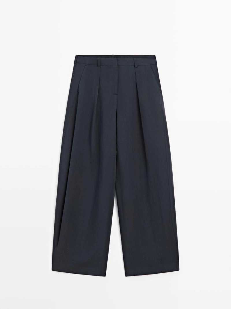 Брюки с плиссированными деталями из плавной ткани