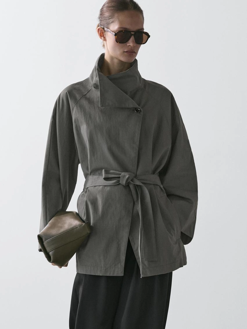 Короткое тренчкот из хлопково-синтетической смеси с поясом