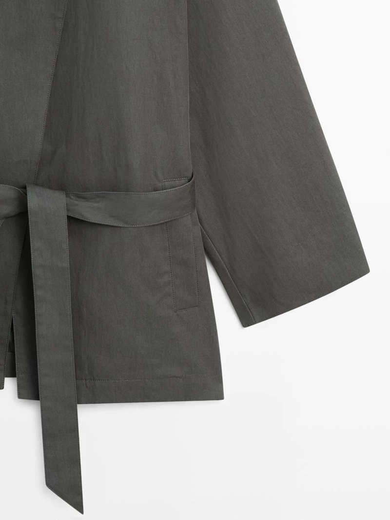 Короткое тренчкот из хлопково-синтетической смеси с поясом