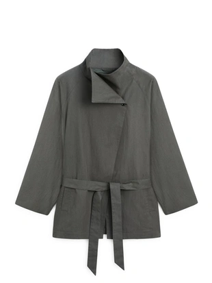 Короткое тренчкот из хлопково-синтетической смеси с поясом- Заказать в России