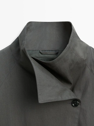 Короткое тренчкот из хлопково-синтетической смеси с поясом- Заказать в России