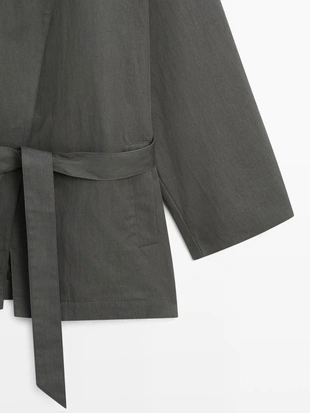 Короткое тренчкот из хлопково-синтетической смеси с поясом- Заказать в России