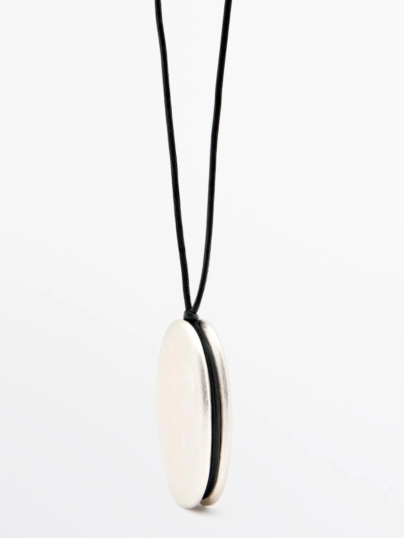 Колье из кожаного шнура с металлическим элементом