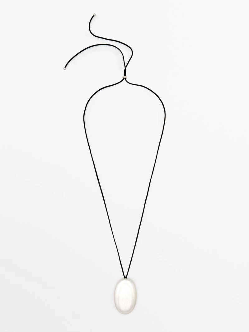 Колье из кожаного шнура с металлическим элементом