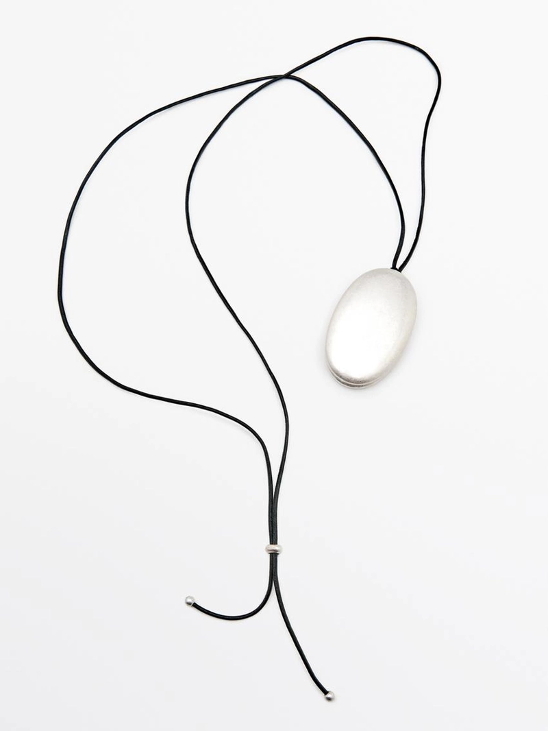 Колье из кожаного шнура с металлическим элементом