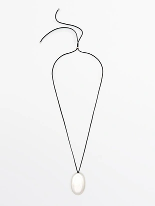 Колье из кожаного шнура с металлическим элементом- Заказать в России