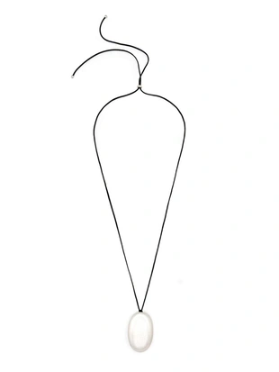 Колье из кожаного шнура с металлическим элементом- Заказать в России