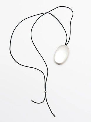 Колье из кожаного шнура с металлическим элементом- Заказать в России