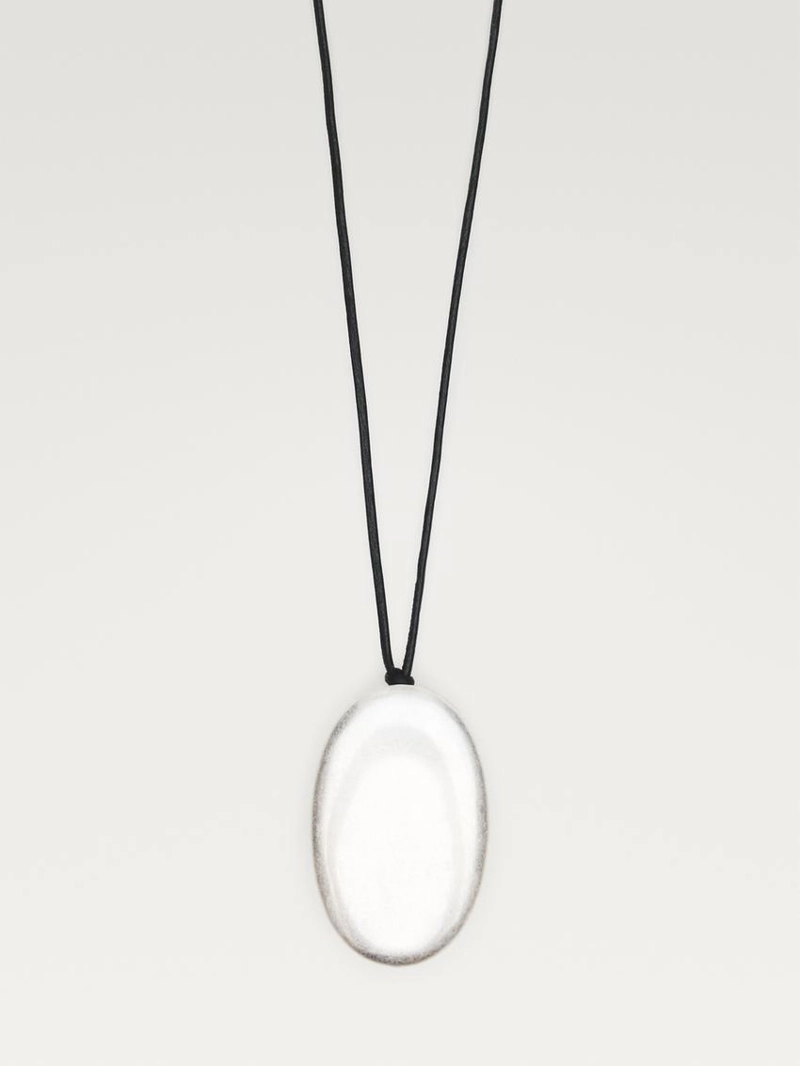 Колье из кожаного шнура с металлическим элементом