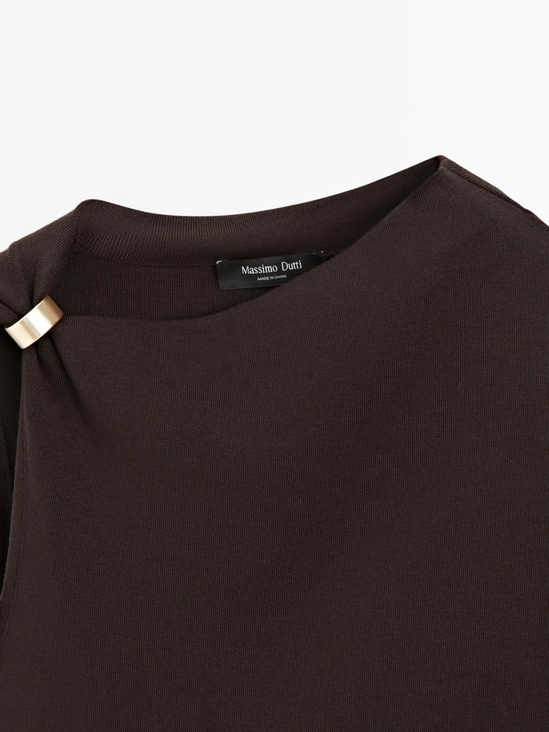 Топ с асимметричным вырезом и деталью броши